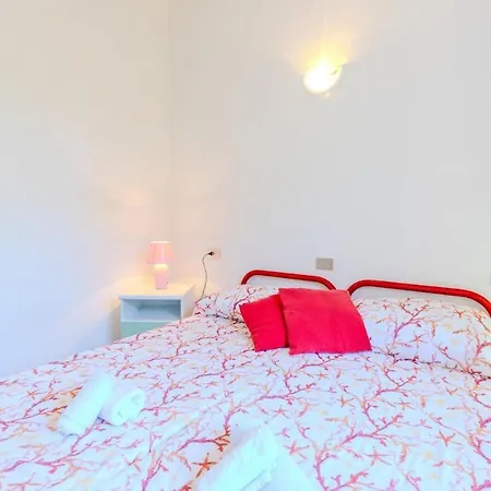 Apartment Beachfront -private Garden And Tavolara Views