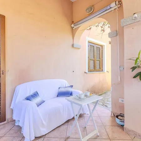 Apartment Beachfront -private Garden And Tavolara Views